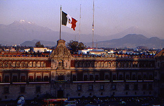 Mexico Stadt mit dem Popocatepetl im Hintergrund - (c) Peter Belina